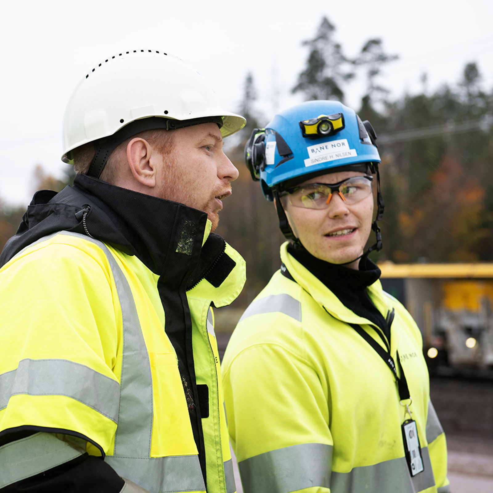 To menn i vernetøy.