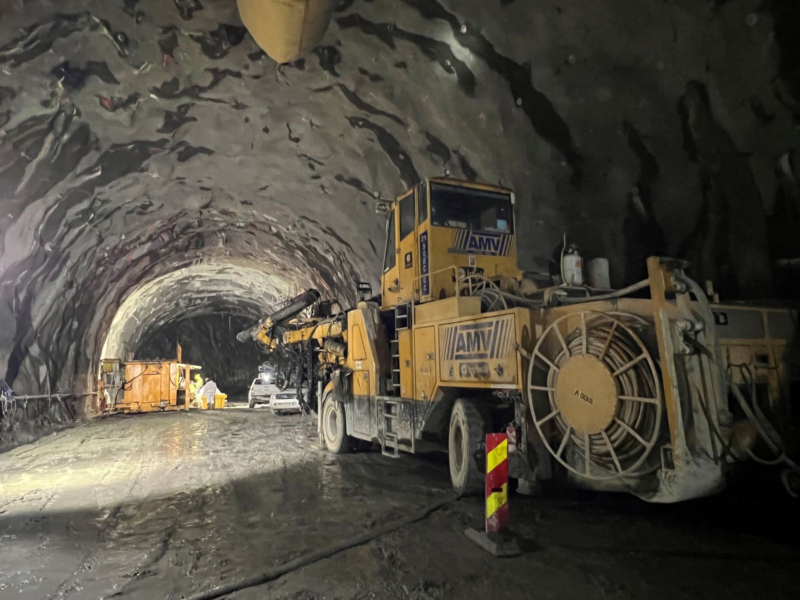 Foto som viser anleggsmaskin inne i tunnelen.