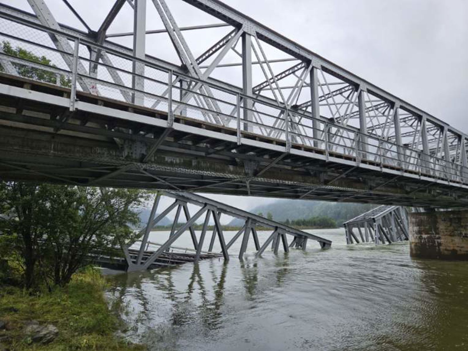 Jernbanebrua ved Ringebu kollapset under ekstremværet Hans i Gudbrandsdalslågen og ligger i elva.
