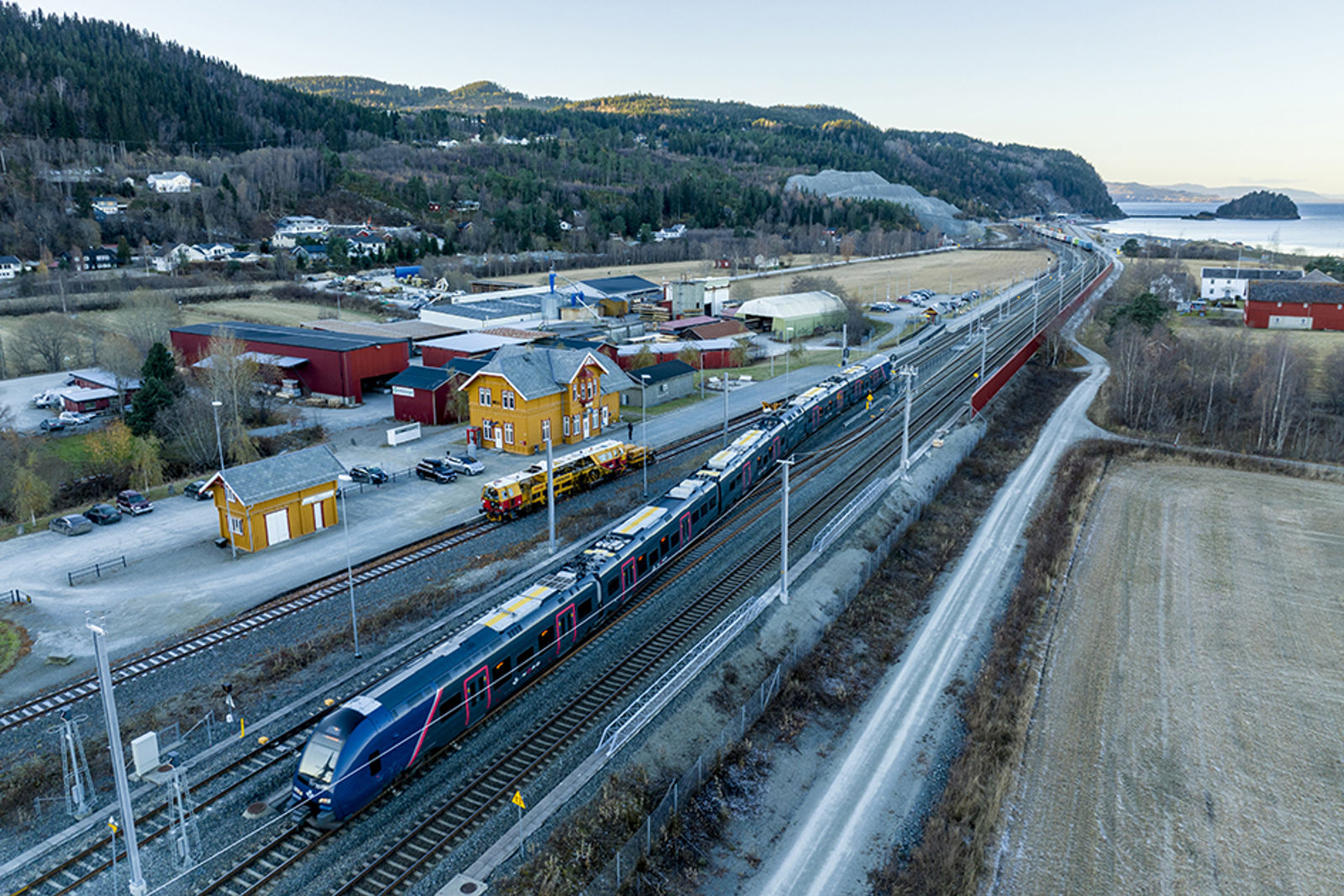 Hell stasjon utstyres med master og annet utstyr som skal til for elektrisk togdrift.