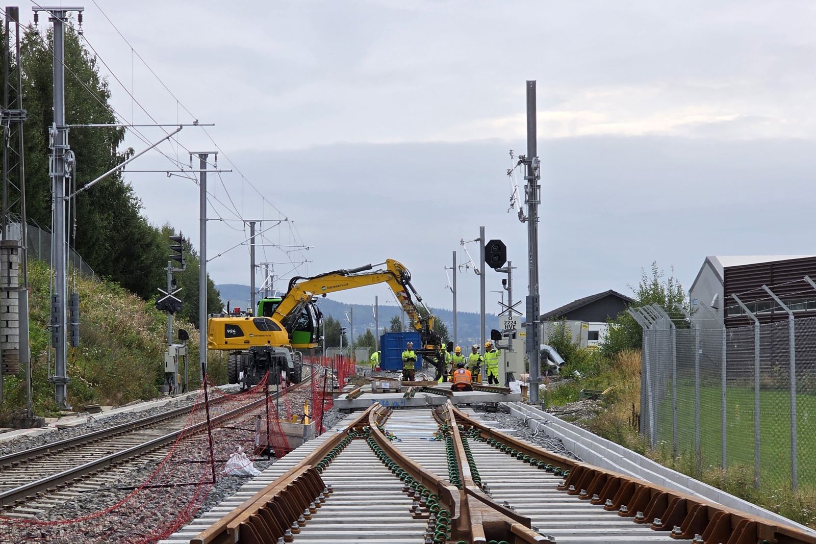 Arbeidsmaskin i arbeid på Dovrebanen