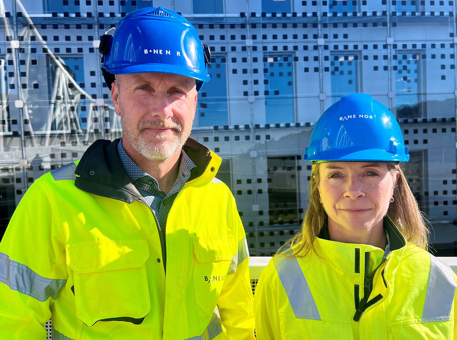 Personene er avbildet i vernetøy og hjelmer.