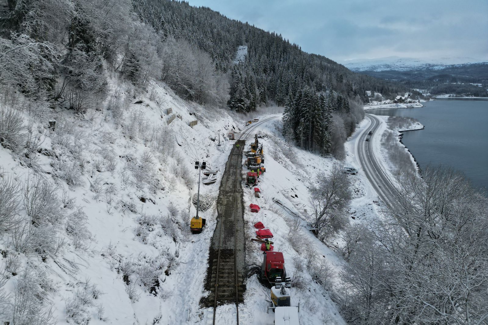 Sporarbeid forbi ulykkesstedet i Finneidfjord