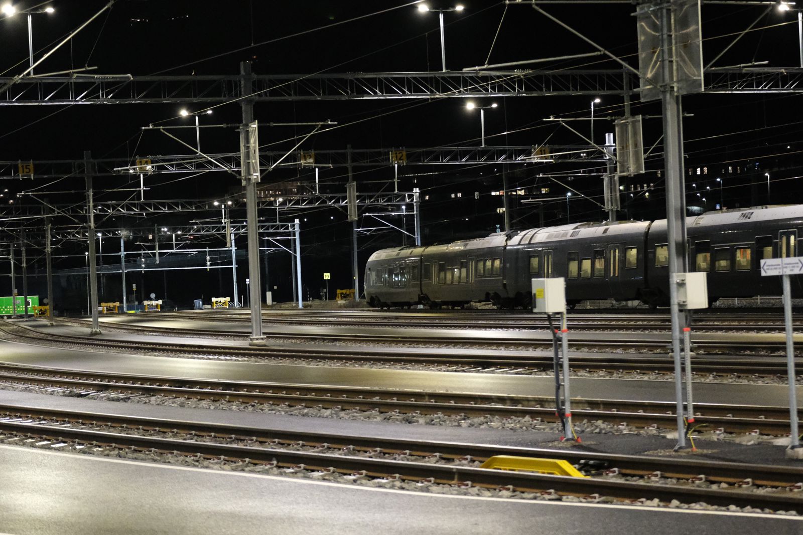 Bilde av første tog på anlegget.