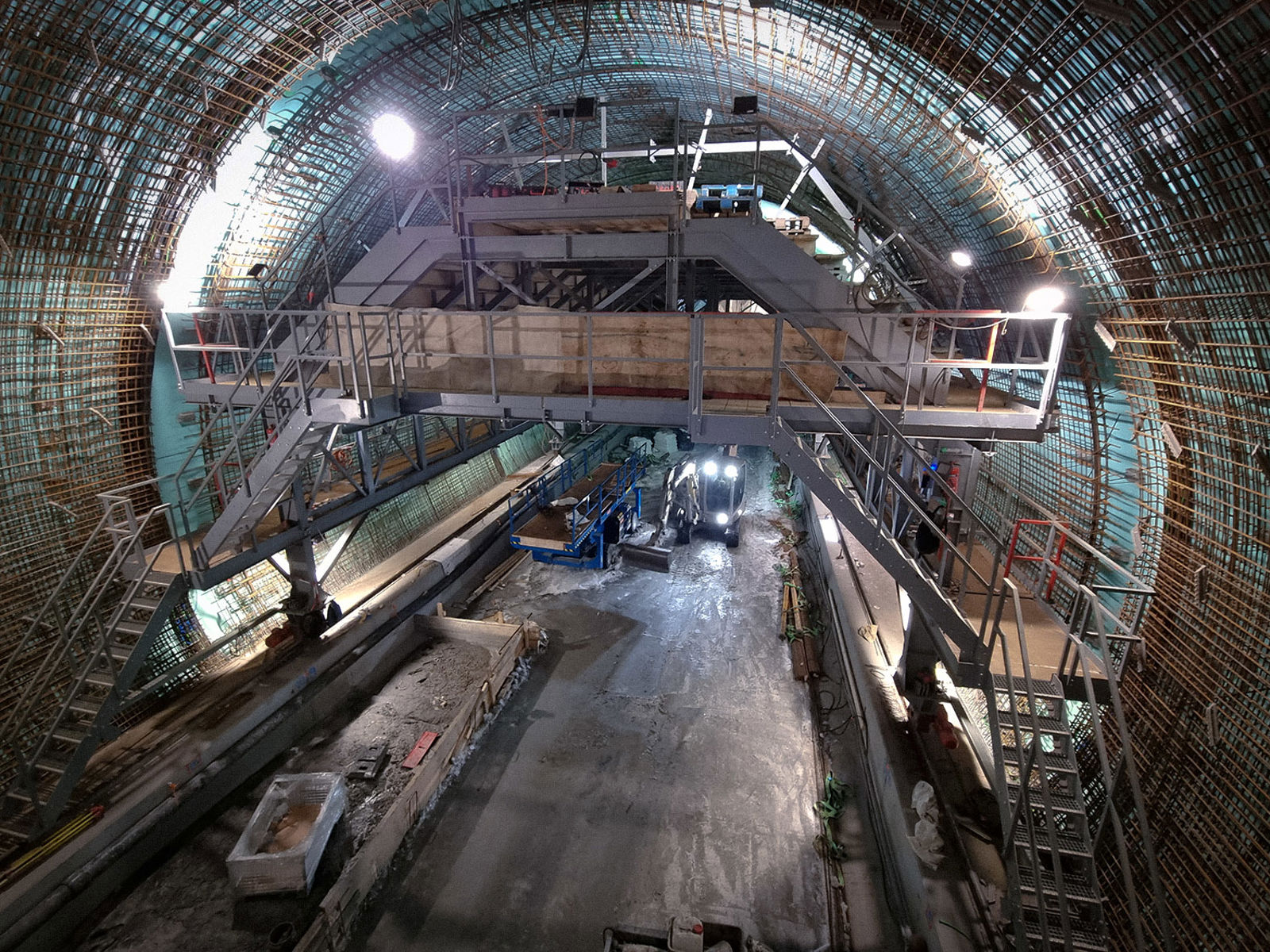 Armeringsarbeid inne i løsmassetunnelen.
