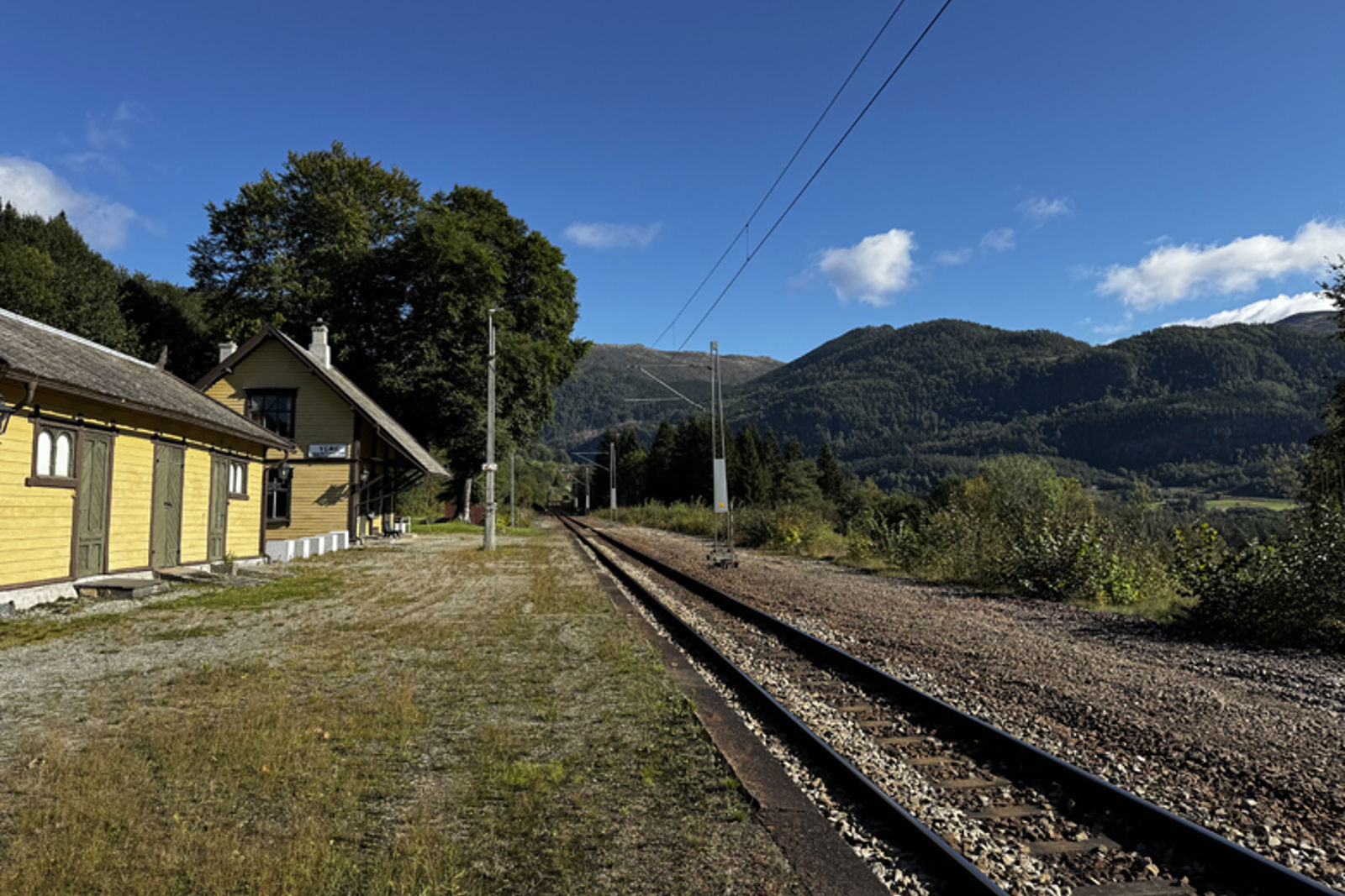 Jernbanespor og stasjonsbygning