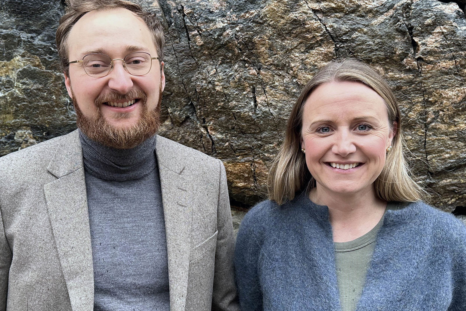 En mann og en kvinne står ved siden av hverandre og smiler.