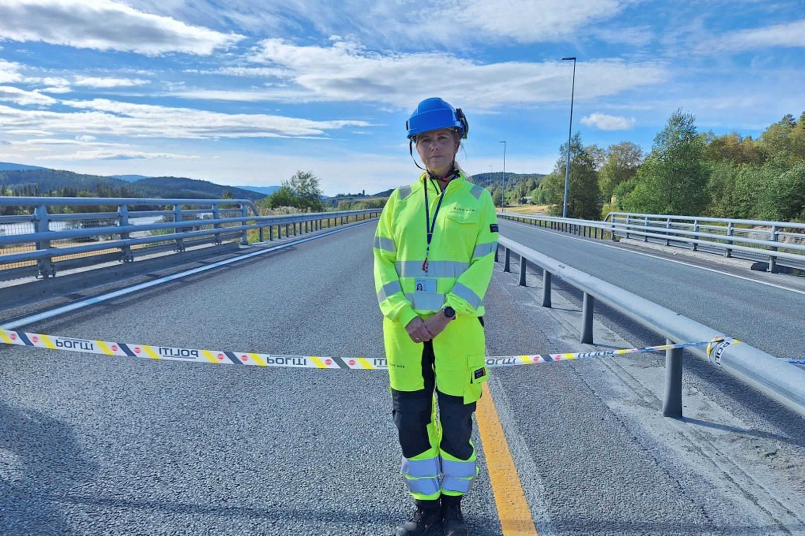 Personen er fotografert foran politiets sperrebånd på E6.